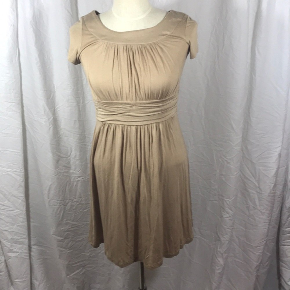 🌷Rosebud tan dress with banded waist size small